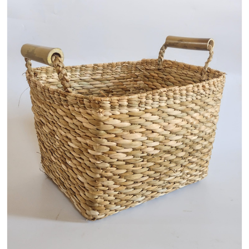 Cesta de Palha com alça de bambu