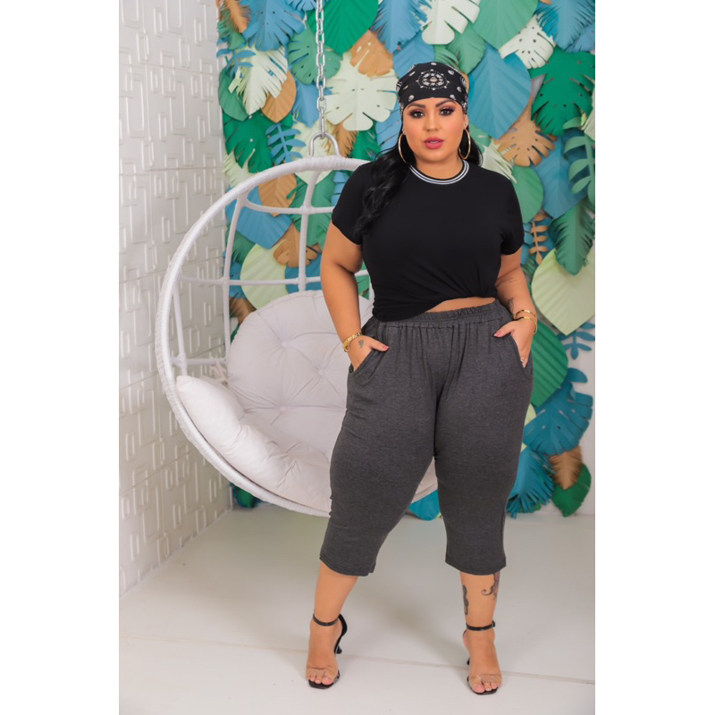 Calça Capri Pantacourt Feminina de malha viscolycra com bolso lateral.