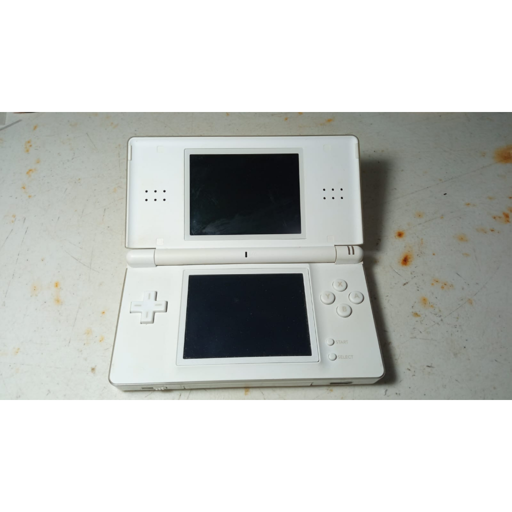 Nintendo DS Lite outlets in White