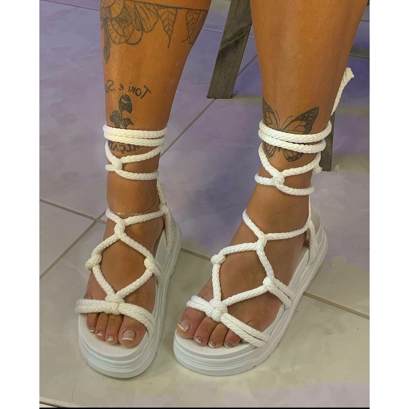 Sandália com amarração branca