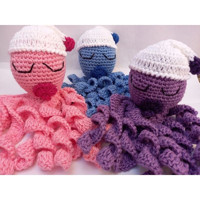 Polvo em crochê amigurumi soneca com chupeta.