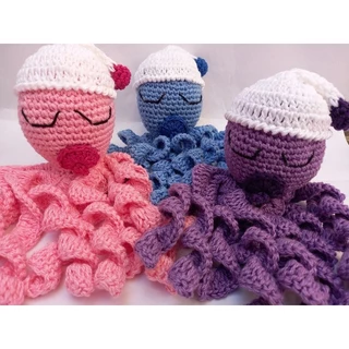 Polvo em crochê amigurumi soneca com chupeta.