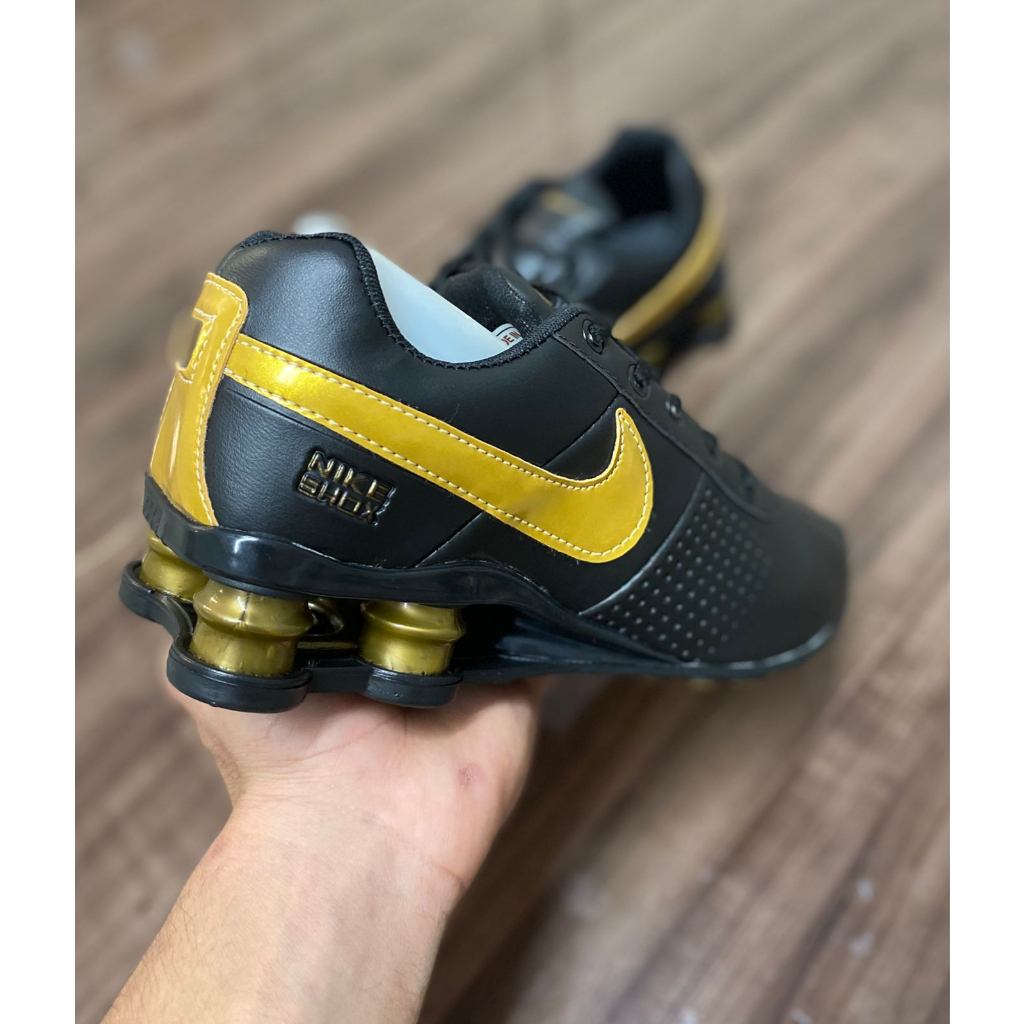 Nike shox junior hot sale preto e dourado