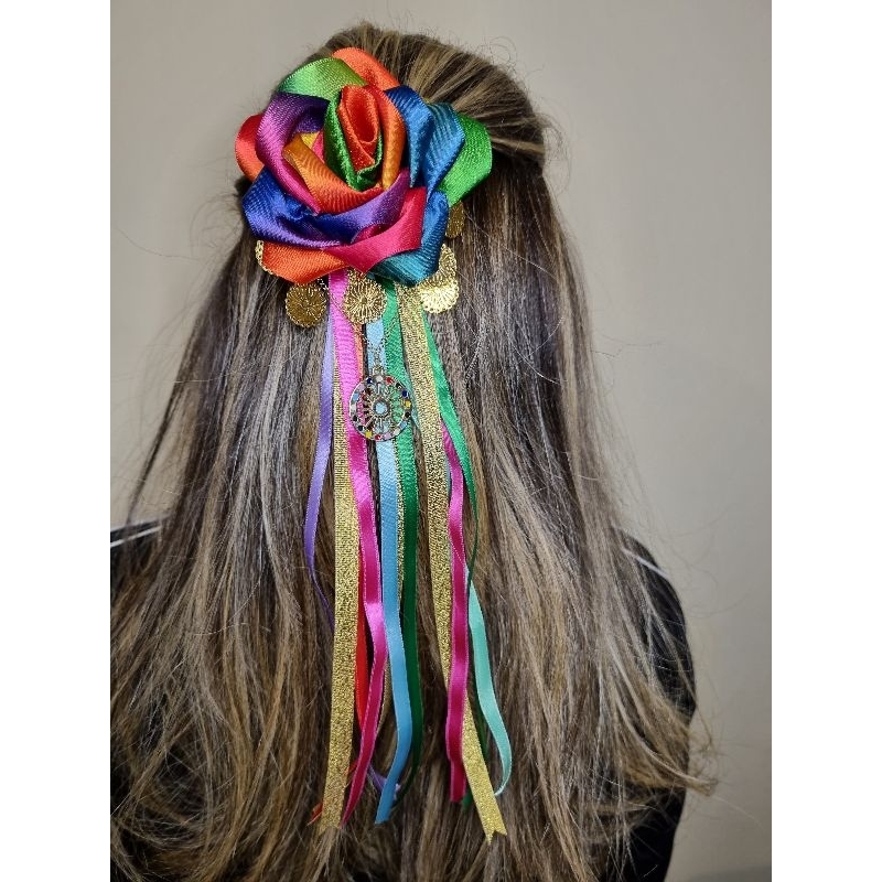 Rosa De Cetim Multicolorida com Moedas Fitas e Pingente Mandala Cigana