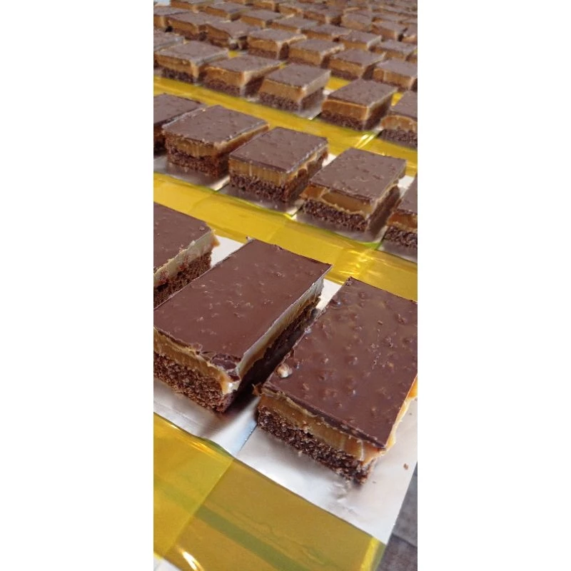 Diversas unidades da Torta de Manteiga Escocesa dispostas em fila sobre superfície dourada