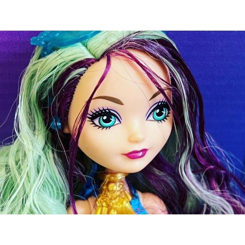 Boneca Ever After High Madeline Hatter Praia Encantada