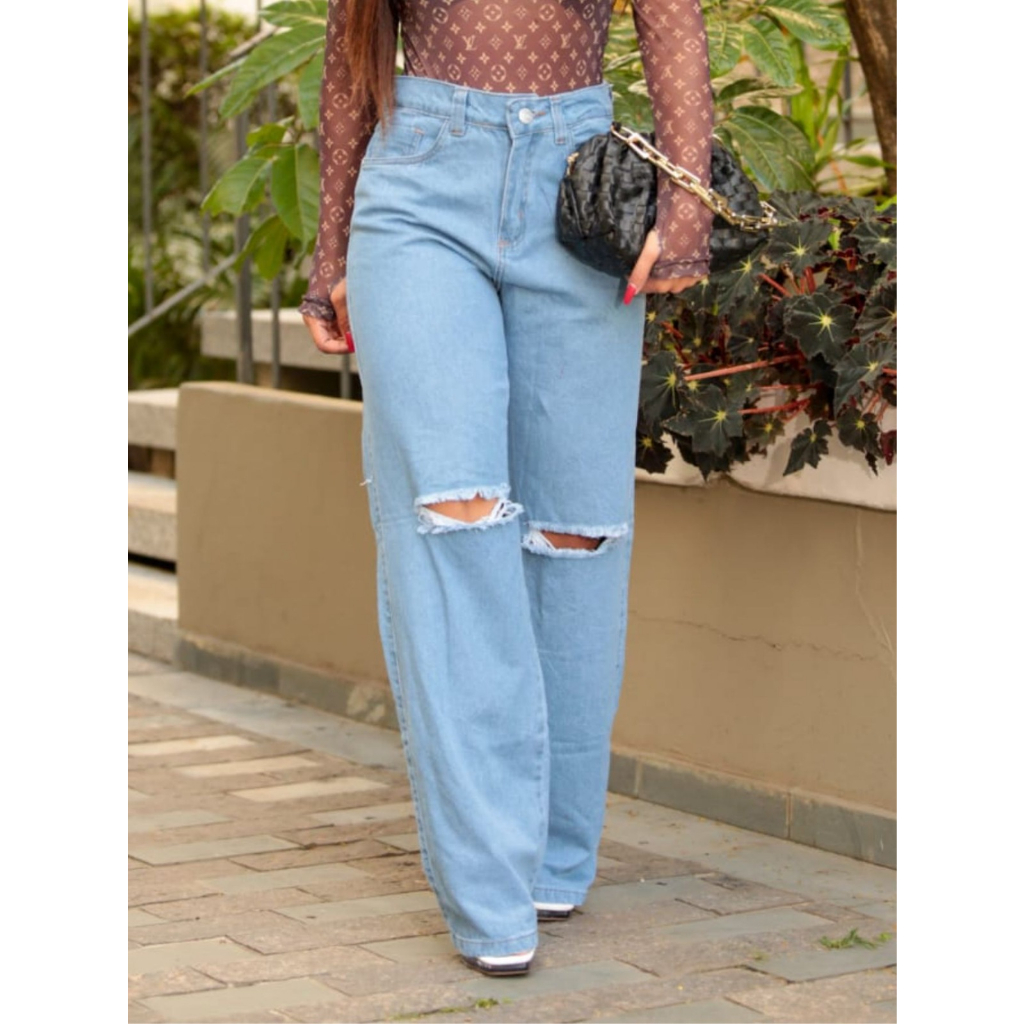 Calça Jeans Pantalona Wide Leg Cintura Alta Com Rasgo No Joelho Lavagem  Clara