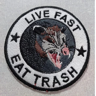 Bordado Live fast eat trash patch com termocolante 8 cm
