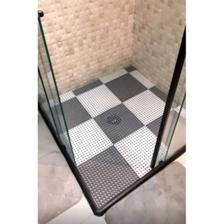 UM TAPETE MODULAR 30X30 PARA BOX CANIL SAUNA BANHEIRO