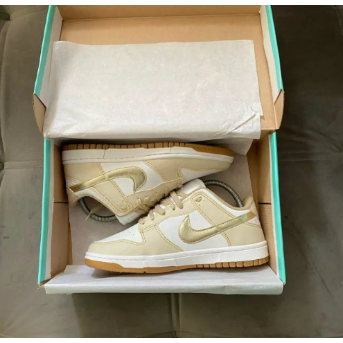 TÊNIS DUNK DOURADO COM BRANCO FEMININO NIKE SIMBOLO DOURADO LANÇAMENTO