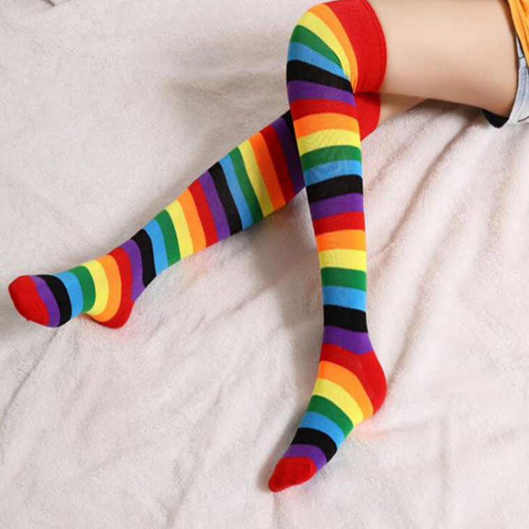 Meia 7/8 acima do joelho padrão listrado de arco-íris