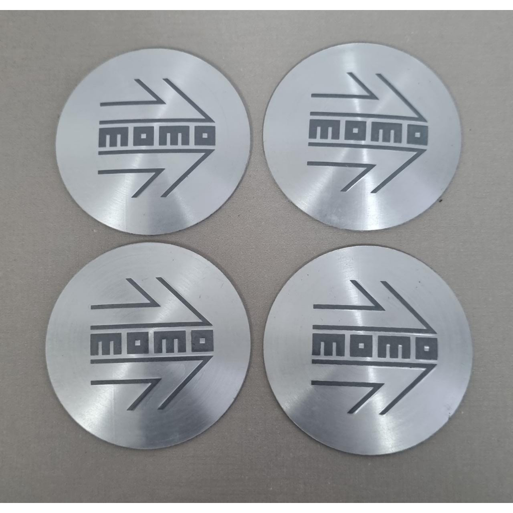 JOGO COM 4 EMBLEMAS LOGO ADESIVO RODA MOMO 55MM PRATA LATINHA SEM