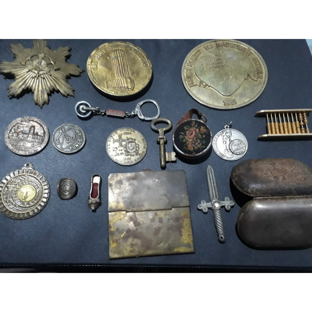 Medalhas e Brasões Antigos - Leia o Anuncio