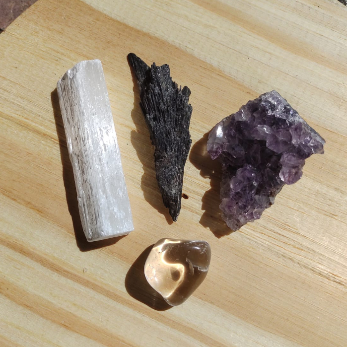 Kit Transmutação Energética: Drusa Ametista, Cianita Negra ou Vassoura de Bruxa, Selenita e Cristal
