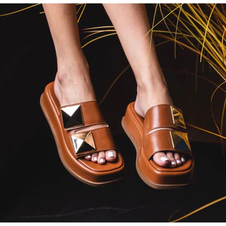Sandália Flat Pirâmede 2023 . Tamanco Flatform . Tendência piramede . Papete