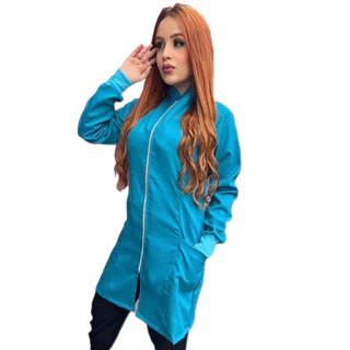 Jaleco azul acinturado com zíper e punho