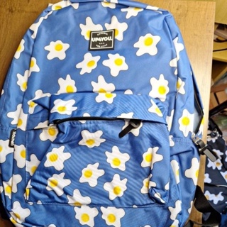 Mochila up4you, nas cores preta e azul com margaridas estampadas