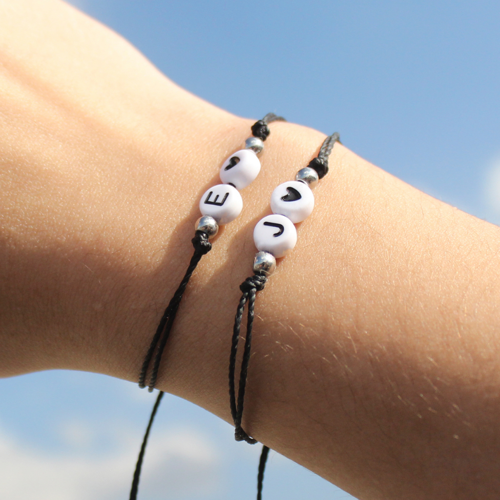 Pulseira de Letrinha Iniciais do Nome Unitária Casal/Amizade Pulseira Preto e Branco