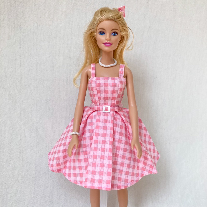 Boneca Barbie Filme BarbieLand Roupa Dourada HPJ99 Mattel - Boneca
