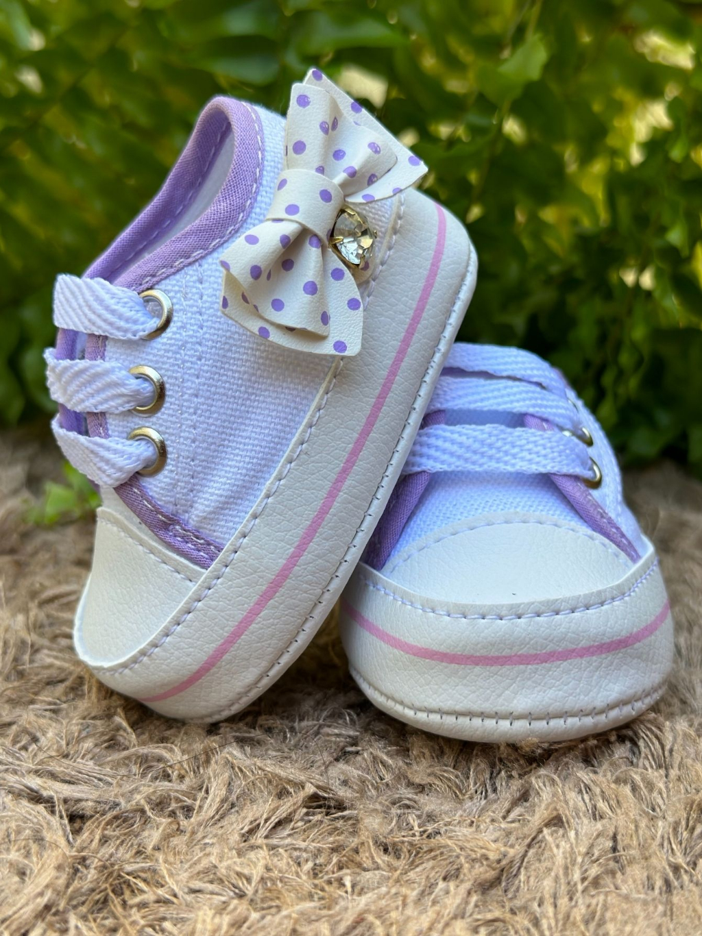 Tênis Sapatinho de Bebê Branco e Lilás com Laço para Recém Nascido