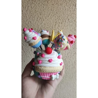 Colheres e copo decorados em biscuit