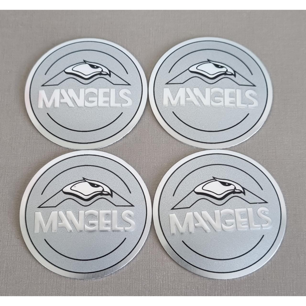 JOGO COM 4 EMBLEMAS LOGO ADESIVO PARA CALOTA DE RODA MANGELS 55MM PRATA LATINHA SEM RESINA (255016)