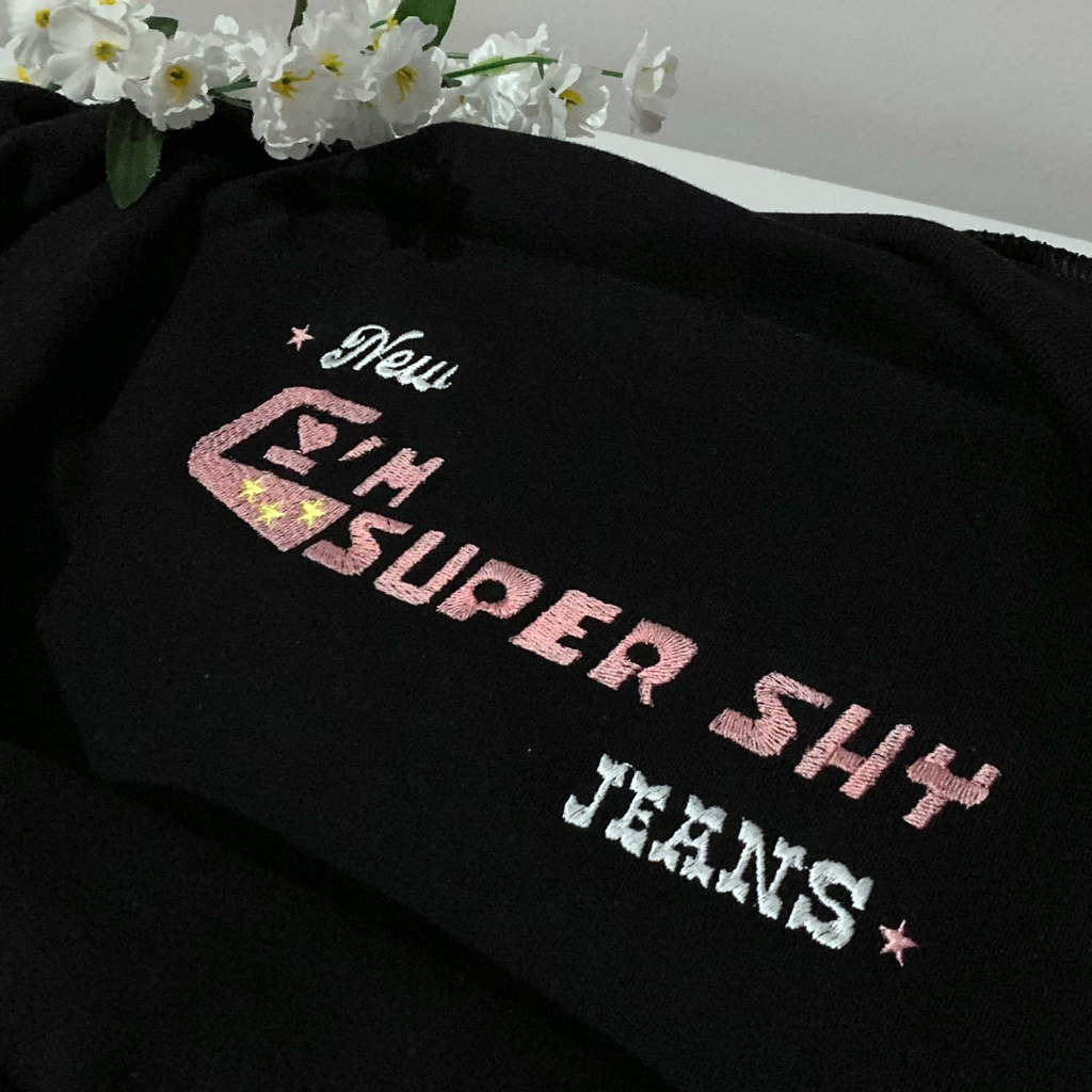 moletom e camiseta bordada - super shy newjeans