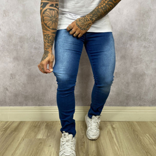 Calça Jeans Lisa Lavagem Escura com Detalhes em Pistolada
