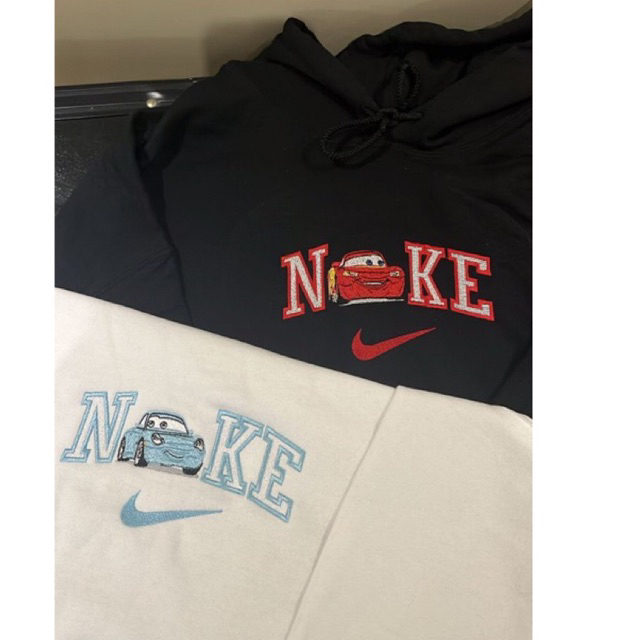 Moletom canguru bordado casal mcqueen e sally