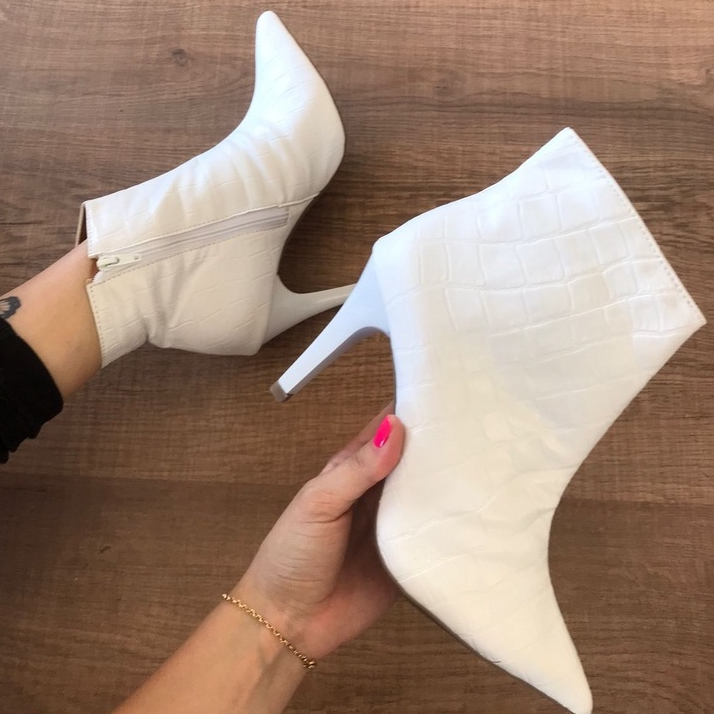 Bota Branca Croco, Salto Fino, Cano Curto, Bico Fino, Confortável