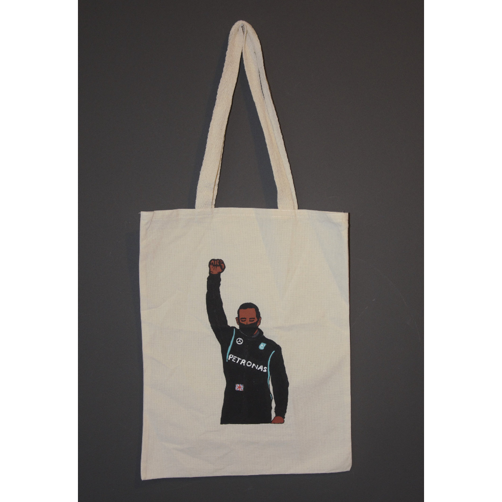 Ecobag Hamilton com o punho erguido - Blog Fórmula 1