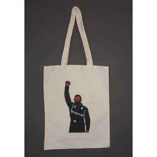 Ecobag Hamilton com o punho erguido - Blog Fórmula 1
