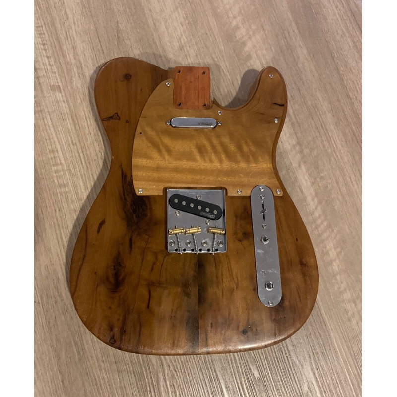 corpo guitarra carregado captadores Wilkinson e ponte estilo telecaster cedro rosa tampo de