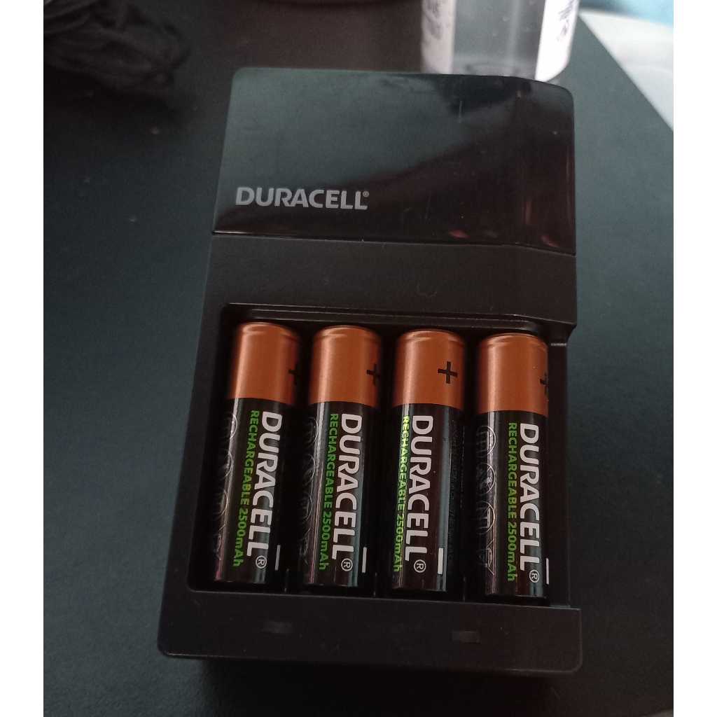 DURACELL - Carregador de Pilhas Recarregáveis AA e AAA Com 4 Pilhas AA