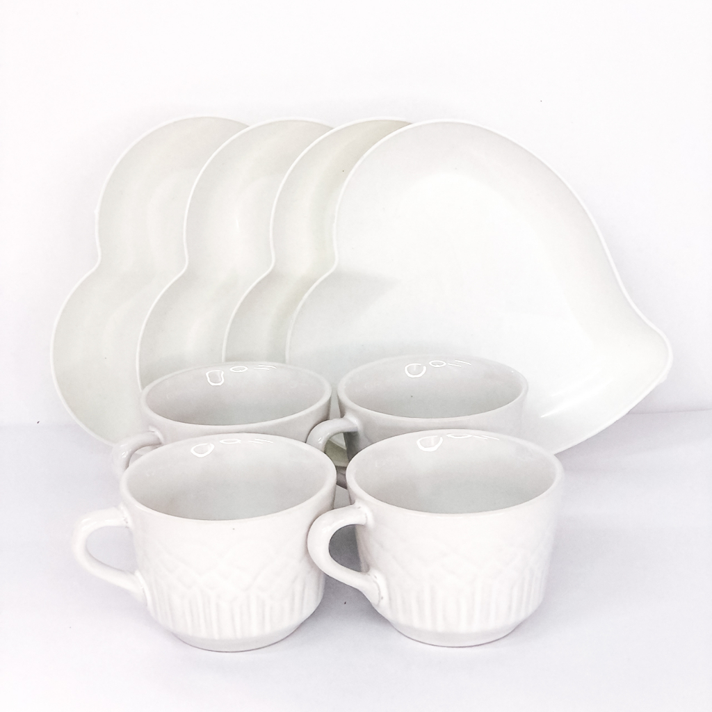 Kit Xicaras Chá Porcelana Relevo Branca e Pratinhos Coração Sobremesa Plástico