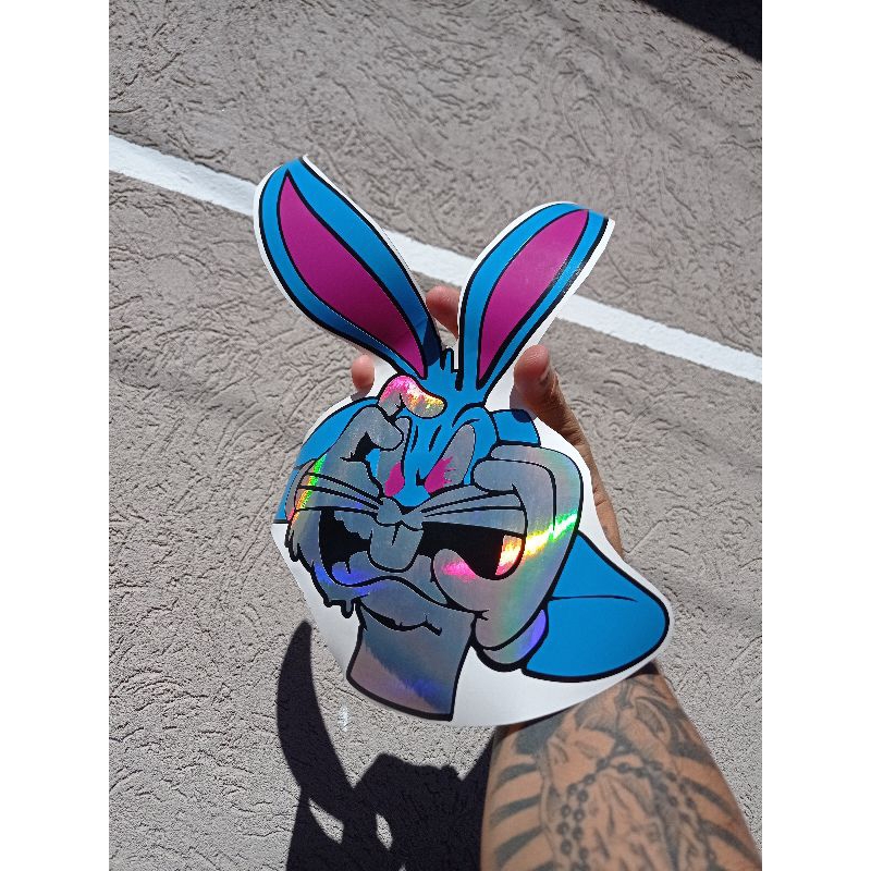Adesivo coelho pernalonga holográfico prata que muda de cor c