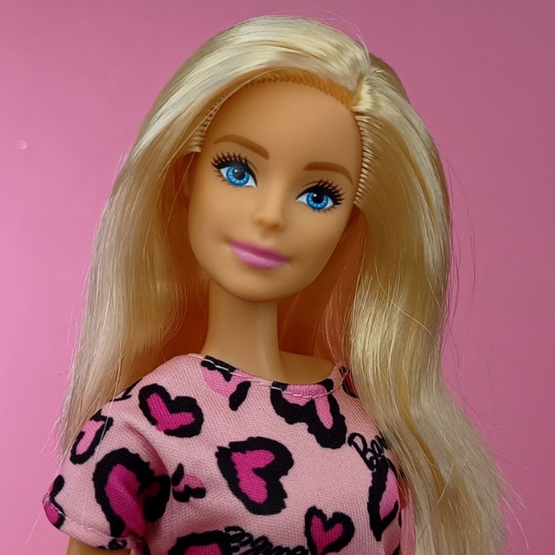 Boneca barbie fashion and beauty vestido preto com estampa rosa mattel