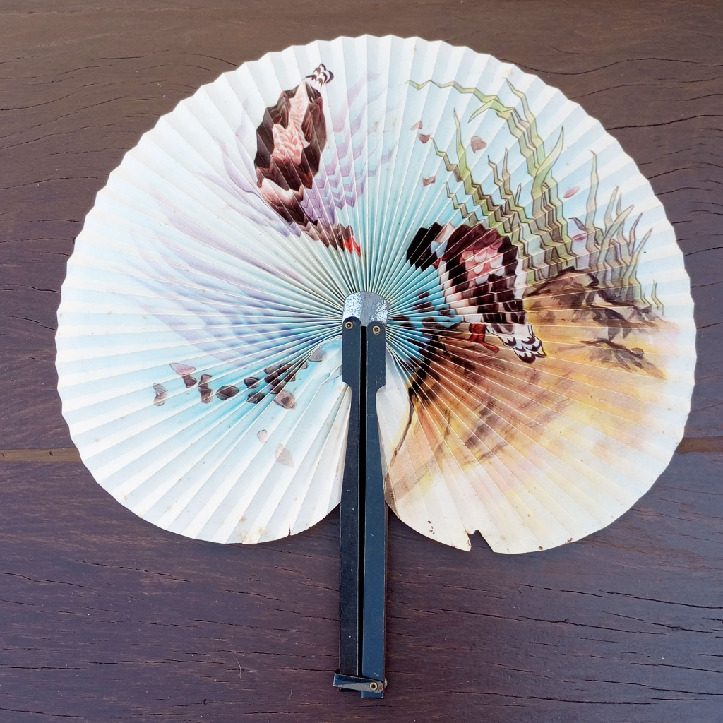 Belíssimo leque oriental em papel e metal com patos e lago