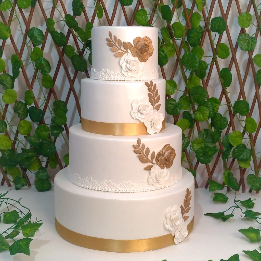 Bolo Fake dourado com flores