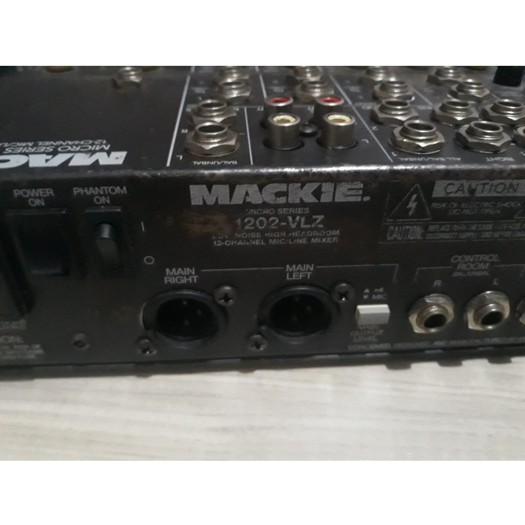 Mesa De Som Mackie Micro Series 1202-vlz 12 Canais - Usada