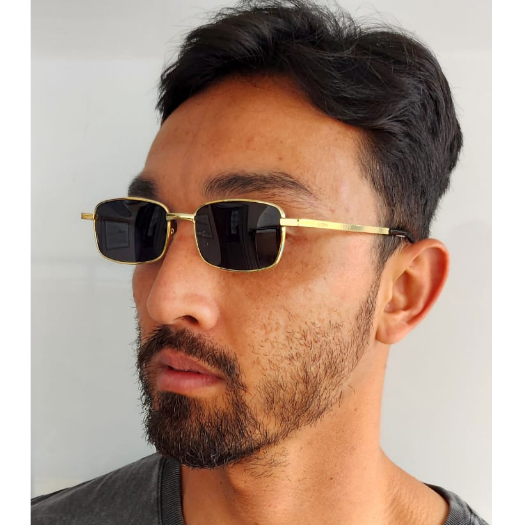 Óculos de Sol em metal dourado com as lentes em fumê com case e flanela