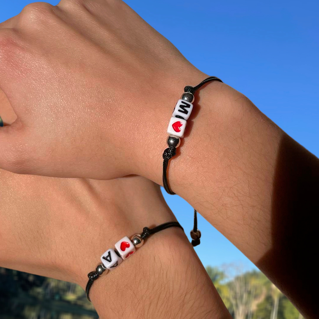 Pulseira de Letrinha Linha Preta Coreana Iniciais do Nome Unitária Casal/Amizade Pulseira de Couro Letra