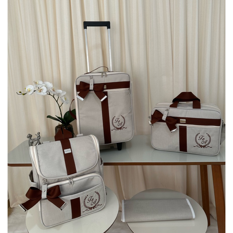 Mala maternidade rodinha Bordo + Bolsa bag + Bolsa pequena +2 chaveiro  Personalizado cor branco off com fita azul marinho