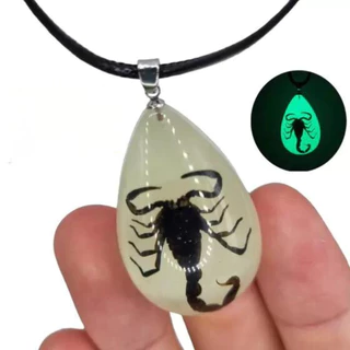 Colar Escorpião Brilha no Escuro Cordão Ajustável Neon