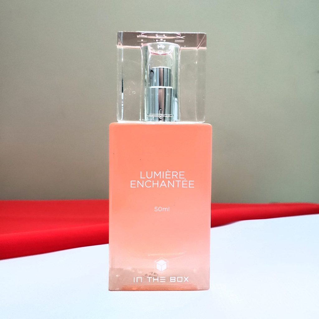 Eau de Parfum enchantée loin. Eau de Parfum enchantée loin. Eau de Parfum enchantée loin