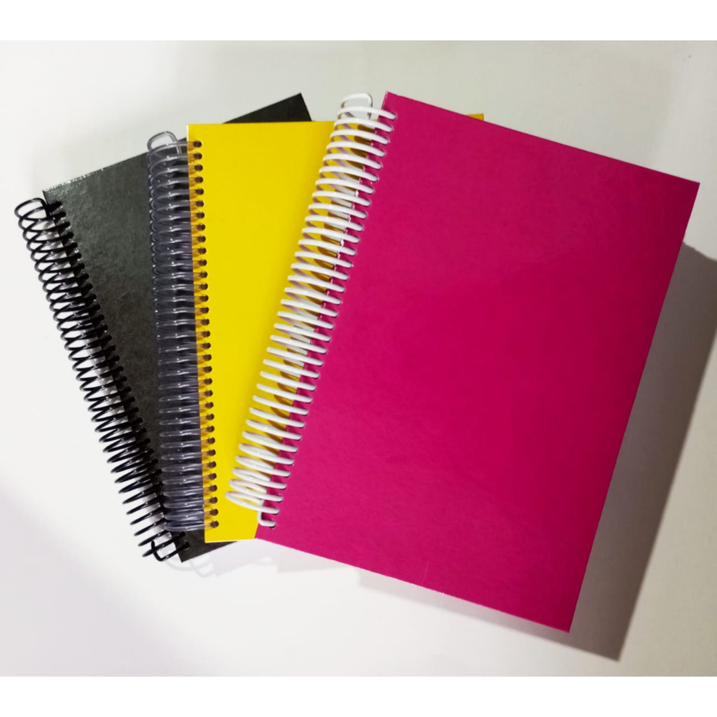 Caderno A5 Capa Dura 200 Folhas colorido Com Linhas (com pauta)