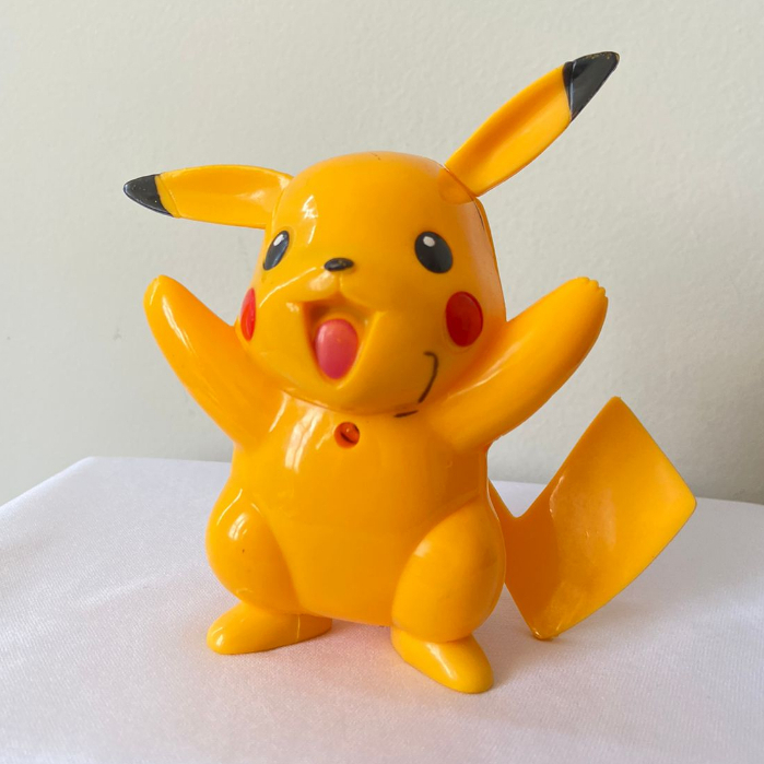 4un Brinquedo Jogar Pokemon Bola Ação Pikachu Abre E Fecha