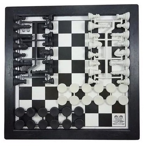 Voooti Presentes e Utilidades - XADREZ E DAMA♟♟♟♟♟ O jogo que não pode  falar na sua casa 🏠 Contem: 32 peças plásticas para xadrez, 24 peças  plásticas para dama,1 tabuleiro em cartão