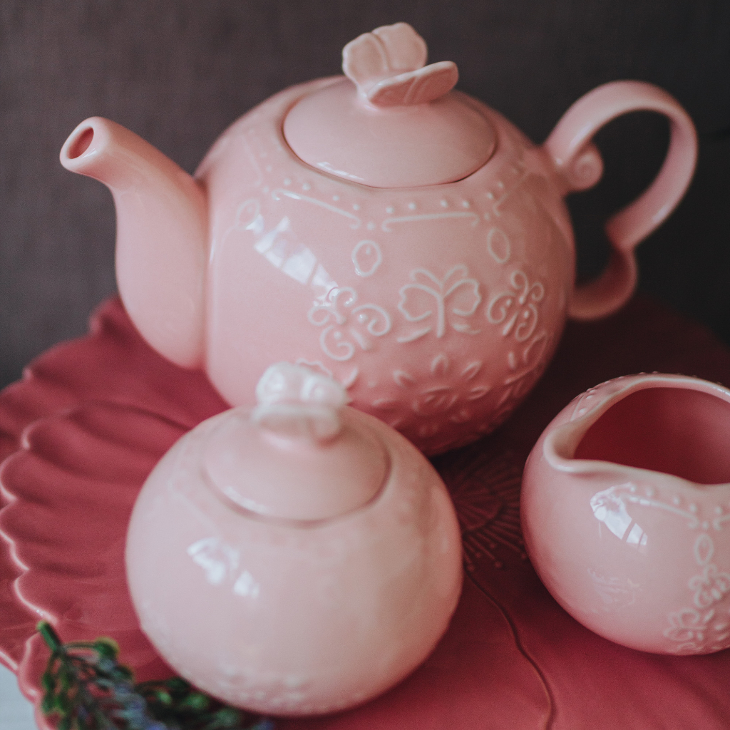 Louçaria on Instagram: “Linha Borboleta 🦋💕 Kit bule, açucareiro,  leiteira, jogo 6 xícaras de chá e disponível xícaras d…