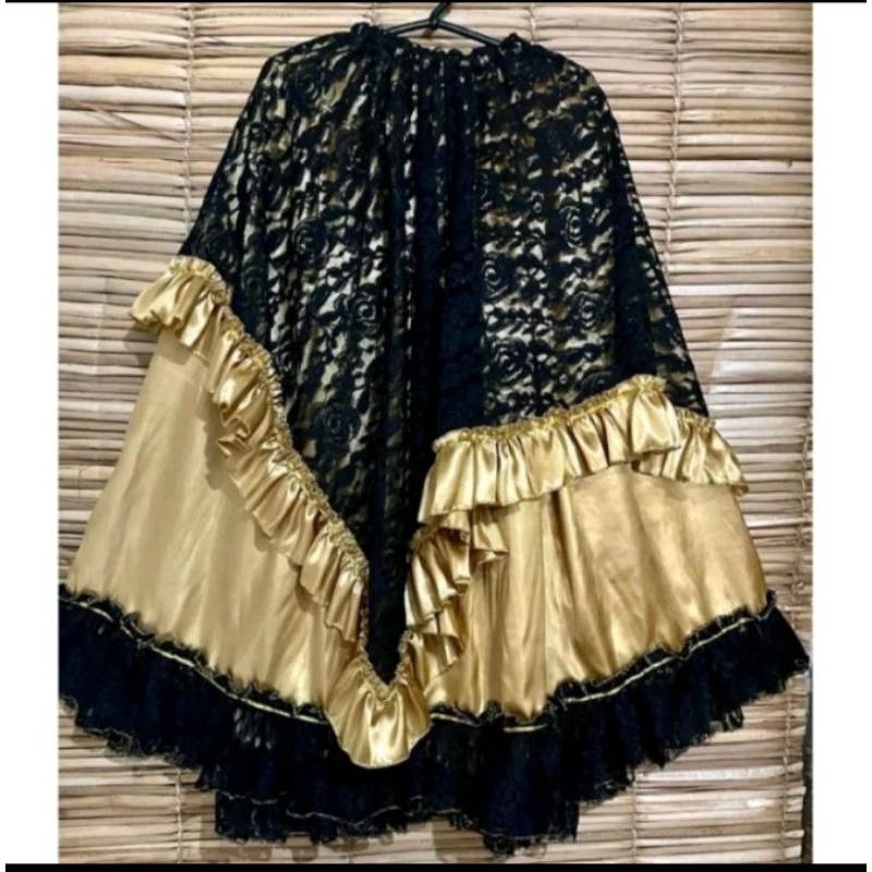 Saia preta com store dourado